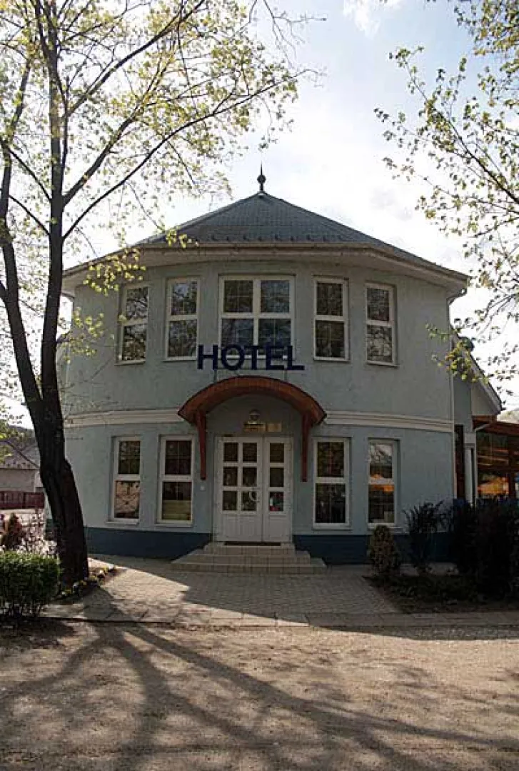 Strand Hotel és Étterem***