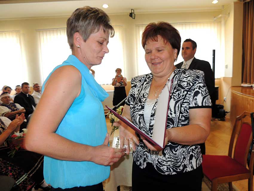 Kásáné Szabó Erika óvodavezető átveszi a Bogács Község Közszolgálatáért Díjat  2013. augusztus 20-án Csendesné Farkas Edit polgármestertől