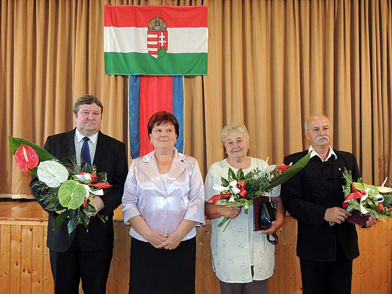 A polgármester a kitüntetettekkel: Tállai András, Csendesné Farkas Edit, Kondráth Józsefné (Irén néni) és Magyar Gyula