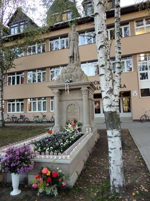 Az emlékmű talapzatán egy-egy mécsest helyeztek el a bogácsi áldozatok emlékére