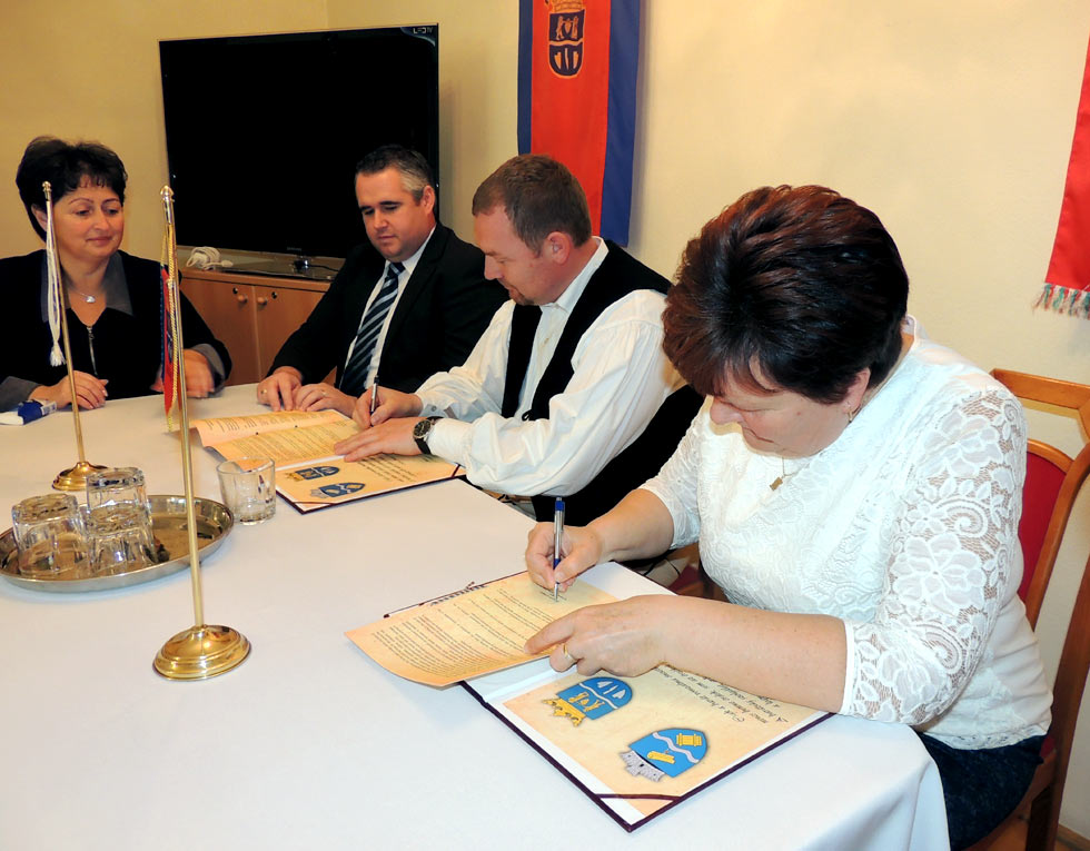 Egyed József, Gyergyóújfalu polgármestere és Csendesné Farkas Edit, Bogács polgármestere ünnepélyes keretek között írta alá az együttműködési egyezményt