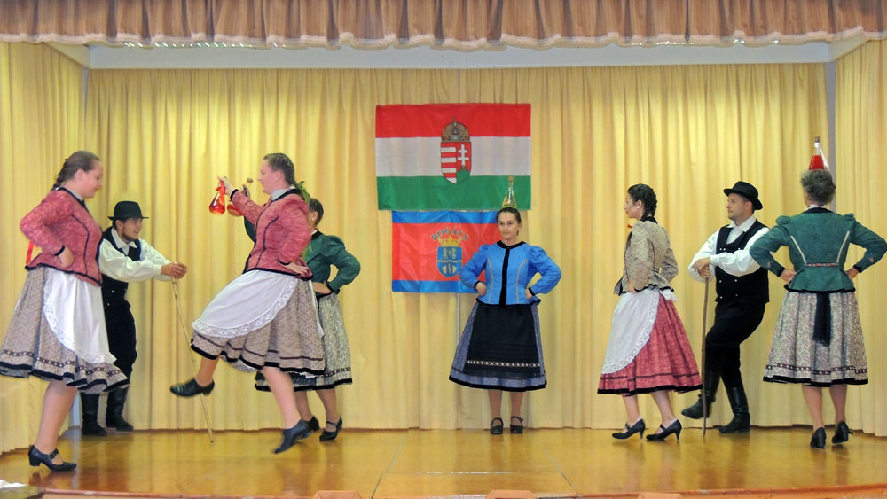 A bogácsi Tündérrózsa néptánc együttes is fellépett az ünnepi programban 