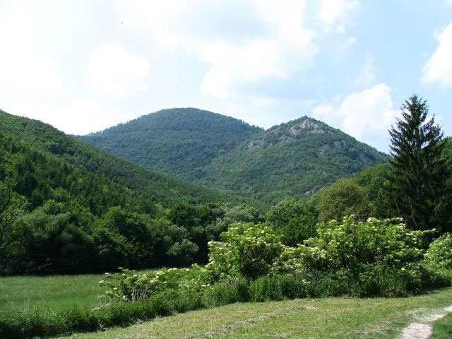 Wieś położona na podnóżu gór Bükk jest iealnym punktem wyjściowym do wycieczek